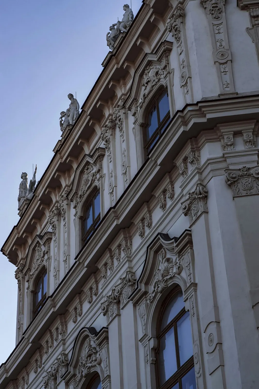 Wiener Gründerzeit-Fassade mit Stuck und Skulpturen, repräsentativ für den historischen Bestand